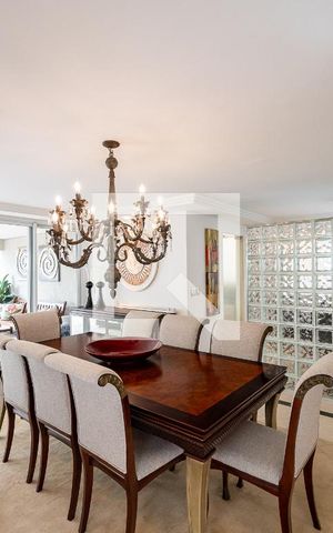 Casa à venda com 600m², 4 quartos e 6 vagas Casa à venda com 600m², 4 quartos e 6 vagasSala