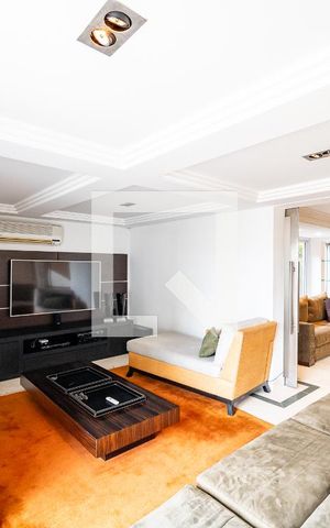 Casa à venda com 600m², 4 quartos e 6 vagas Casa à venda com 600m², 4 quartos e 6 vagasSala