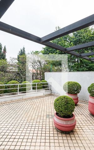 Casa à venda com 600m², 4 quartos e 6 vagas Casa à venda com 600m², 4 quartos e 6 vagasVaranda