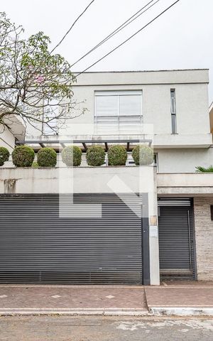 Casa à venda com 600m², 4 quartos e 6 vagas Casa à venda com 600m², 4 quartos e 6 vagasFachada