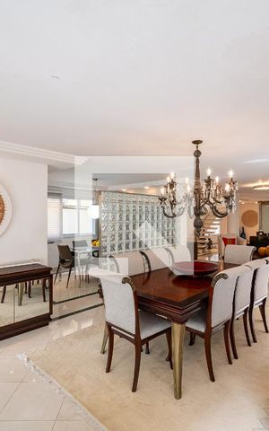 Casa à venda com 600m², 4 quartos e 6 vagas Casa à venda com 600m², 4 quartos e 6 vagasSala