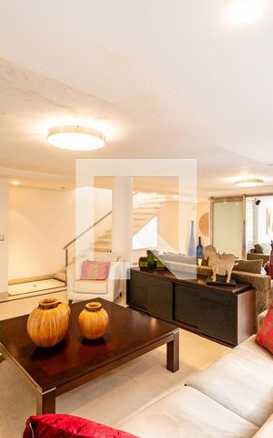 Casa à venda com 600m², 4 quartos e 6 vagas Casa à venda com 600m², 4 quartos e 6 vagasSala