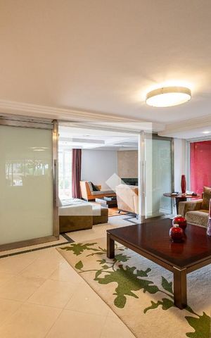 Casa à venda com 600m², 4 quartos e 6 vagas Casa à venda com 600m², 4 quartos e 6 vagasSala