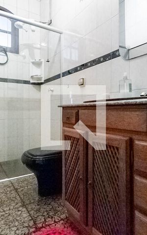 Casa para alugar com 180m², 3 quartos e sem vaga Casa para alugar com 180m², 3 quartos e sem vagaBanheiro social