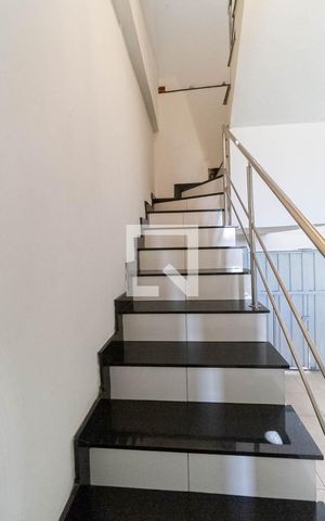 Casa para alugar com 180m², 3 quartos e sem vaga Casa para alugar com 180m², 3 quartos e sem vagaEscada