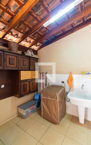 Casa à venda com 270m², 4 quartos e 3 vagas Casa à venda com 270m², 4 quartos e 3 vagasÁrea de Serviço