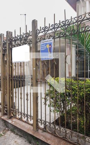 Casa à venda com 400m², 4 quartos e 6 vagas Casa à venda com 400m², 4 quartos e 6 vagasFachada