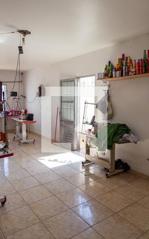 Casa à venda com 250m², 2 quartos e 2 vagas Casa à venda com 250m², 2 quartos e 2 vagasSala