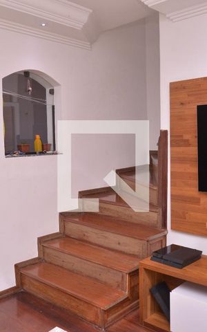Casa à venda com 176m², 3 quartos e 2 vagasEscada