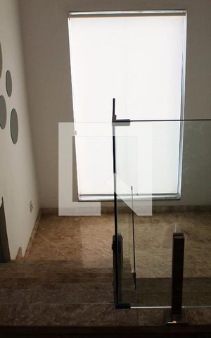 Casa à venda com 256m², 4 quartos e 3 vagas Casa à venda com 256m², 4 quartos e 3 vagasEscada