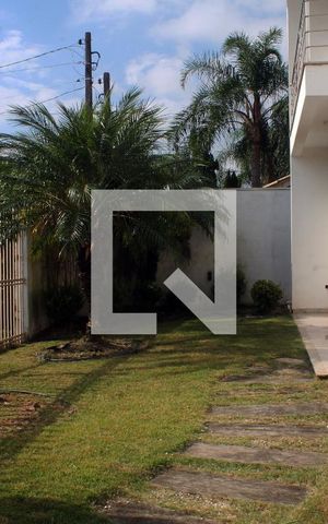 Casa à venda com 256m², 4 quartos e 3 vagas Casa à venda com 256m², 4 quartos e 3 vagasEntrada