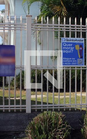 Casa à venda com 256m², 4 quartos e 3 vagas Casa à venda com 256m², 4 quartos e 3 vagasFachada