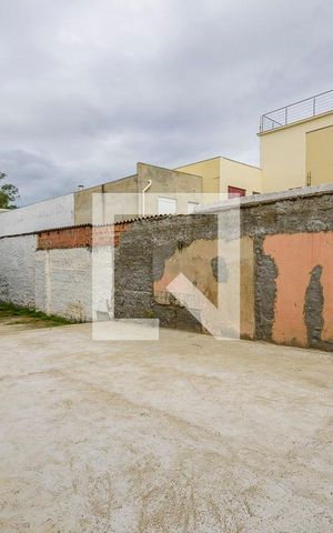 Casa à venda com 180m², 4 quartos e 5 vagas Casa à venda com 180m², 4 quartos e 5 vagasQuintal