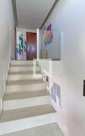 Casa à venda com 274m², 2 quartos e 8 vagas Casa à venda com 274m², 2 quartos e 8 vagasEscada