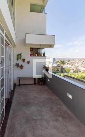 Casa à venda com 274m², 2 quartos e 8 vagas Casa à venda com 274m², 2 quartos e 8 vagasVaranda da sala