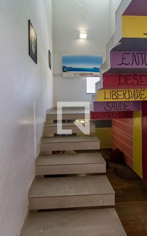 Casa à venda com 274m², 2 quartos e 8 vagas Casa à venda com 274m², 2 quartos e 8 vagasEscada