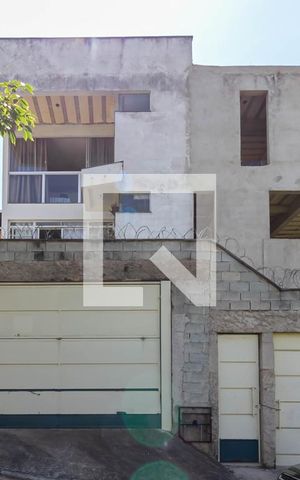 Casa à venda com 274m², 2 quartos e 8 vagas Casa à venda com 274m², 2 quartos e 8 vagasFachada