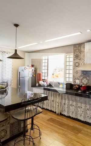 Casa à venda com 274m², 2 quartos e 8 vagas Casa à venda com 274m², 2 quartos e 8 vagasCozinha