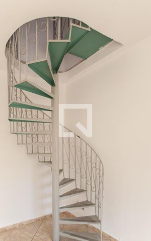 Casa à venda com 360m², 3 quartos e 3 vagas Casa à venda com 360m², 3 quartos e 3 vagasEscada