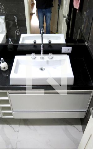 Casa à venda com 280m², 4 quartos e 10 vagasBanheiro Quarto 1 - Pia e Gabinete