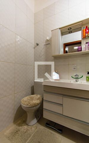 Casa à venda com 60m², 2 quartos e 1 vaga Casa à venda com 60m², 2 quartos e 1 vagaBanheiro