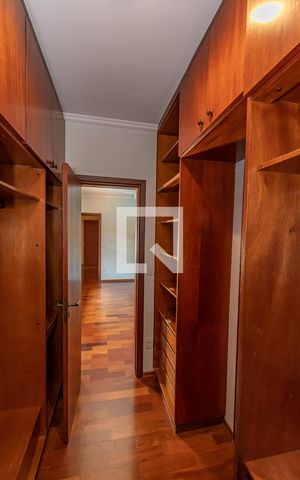 Casa de condomínio à venda com 300m², 4 quartos e 5 vagas Casa de condomínio à venda com 300m², 4 quartos e 5 vagasCloset da suíte