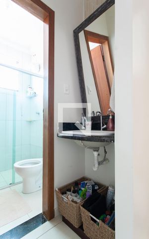 Casa à venda com 64m², 2 quartos e 1 vaga Casa à venda com 64m², 2 quartos e 1 vagaBanheiro