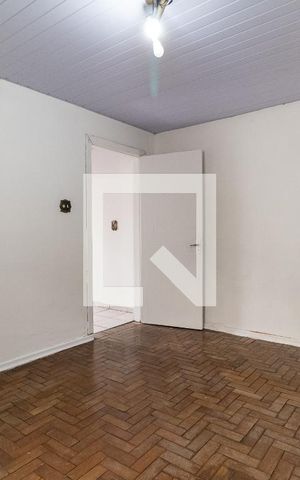 Casa à venda com 120m², 1 quarto e 2 vagas Casa à venda com 120m², 1 quarto e 2 vagasSala