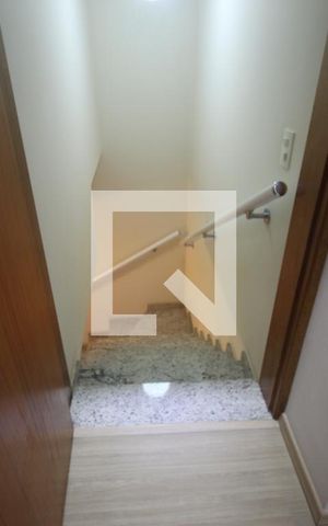 Casa à venda com 300m², 4 quartos e 4 vagasEscada 2