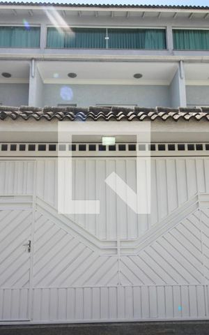 Casa à venda com 300m², 4 quartos e 4 vagasFachada
