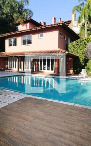 Casa de condomínio à venda com 620m², 3 quartos e 4 vagas Casa de condomínio à venda com 620m², 3 quartos e 4 vagasÁrea comum - Piscina