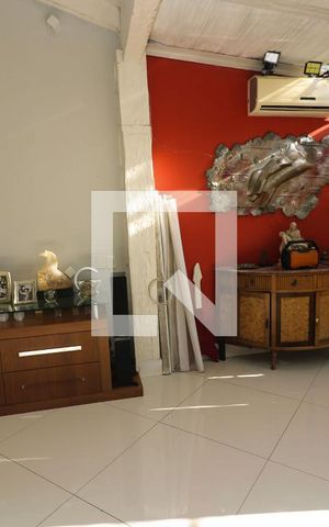 Casa de condomínio à venda com 620m², 3 quartos e 4 vagas Casa de condomínio à venda com 620m², 3 quartos e 4 vagasSala