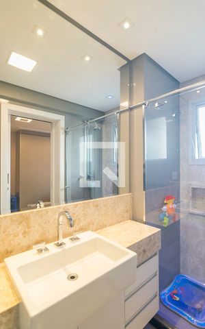 Apartamento à venda com 205m², 3 quartos e 4 vagas Apartamento à venda com 205m², 3 quartos e 4 vagasBanheiro da Suite 3