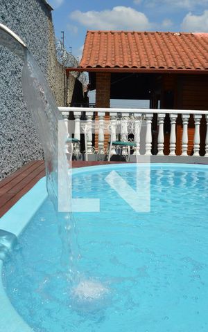 Casa à venda com 372m², 4 quartos e 4 vagasPiscina
