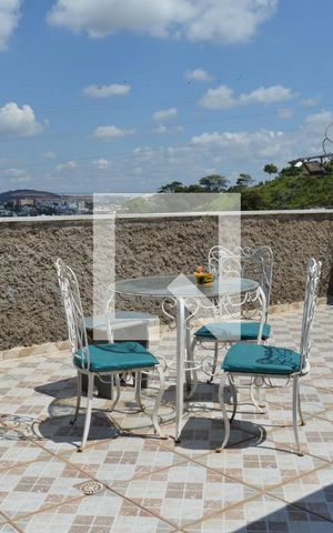 Casa à venda com 372m², 4 quartos e 4 vagasVaranda 2