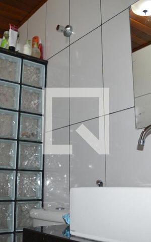 Casa à venda com 372m², 4 quartos e 4 vagasBanheiro Social