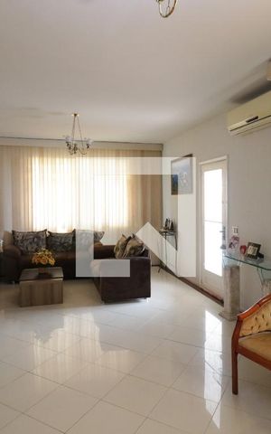 Casa à venda com 190m², 4 quartos e 6 vagasSala