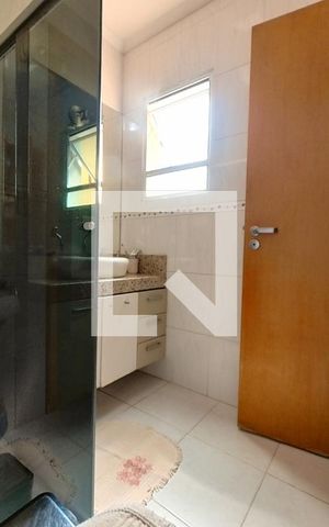 Casa à venda com 108m², 3 quartos e 4 vagas Casa à venda com 108m², 3 quartos e 4 vagasBanheiro Social