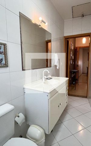 Casa à venda com 175m², 4 quartos e 2 vagas Casa à venda com 175m², 4 quartos e 2 vagasBanheiro Corredor
