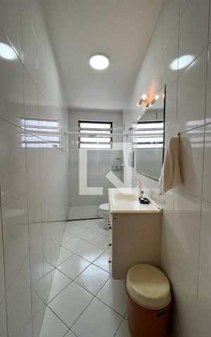Casa à venda com 175m², 4 quartos e 2 vagas Casa à venda com 175m², 4 quartos e 2 vagasBanheiro Corredor