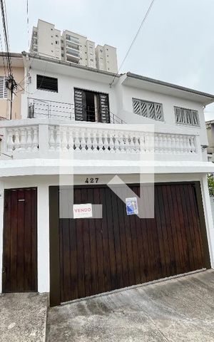 Casa à venda com 175m², 4 quartos e 2 vagas Casa à venda com 175m², 4 quartos e 2 vagasFachada