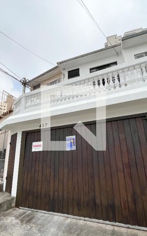 Casa à venda com 175m², 4 quartos e 2 vagas Casa à venda com 175m², 4 quartos e 2 vagasFachada