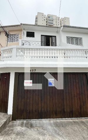 Casa à venda com 175m², 4 quartos e 2 vagas Casa à venda com 175m², 4 quartos e 2 vagasFachada