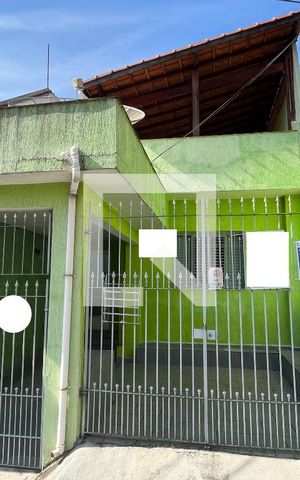 Casa à venda com 126m², 2 quartos e 2 vagas Casa à venda com 126m², 2 quartos e 2 vagasFachada