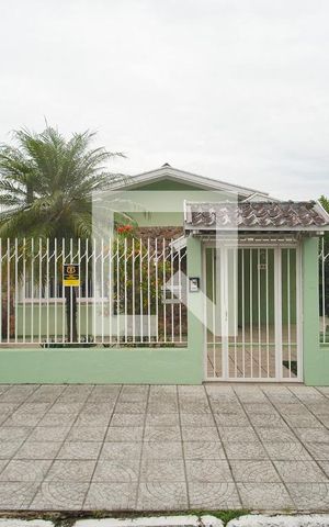 Casa à venda com 195m², 3 quartos e 2 vagas Casa à venda com 195m², 3 quartos e 2 vagasFachada