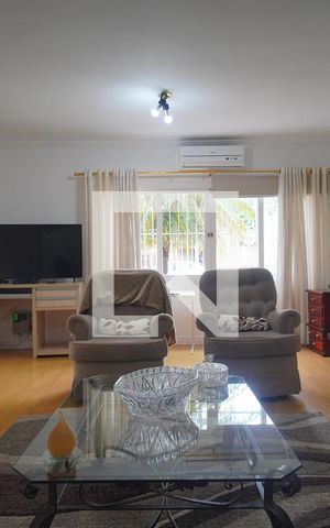 Casa à venda com 195m², 3 quartos e 2 vagas Casa à venda com 195m², 3 quartos e 2 vagasSala