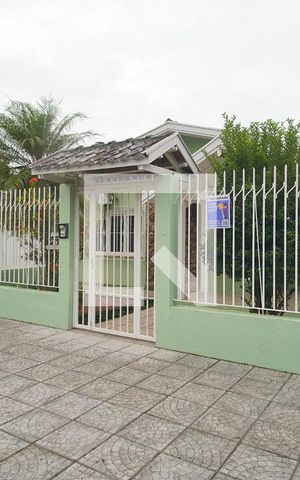 Casa à venda com 195m², 3 quartos e 2 vagas Casa à venda com 195m², 3 quartos e 2 vagasFachada