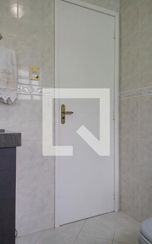 Casa à venda com 195m², 3 quartos e 2 vagas Casa à venda com 195m², 3 quartos e 2 vagasBanheiro