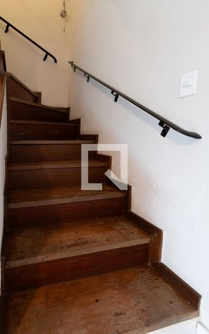 Casa à venda com 232m², 2 quartos e 3 vagasEscada