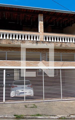Casa à venda com 203m², 3 quartos e 2 vagas Casa à venda com 203m², 3 quartos e 2 vagasFachada
